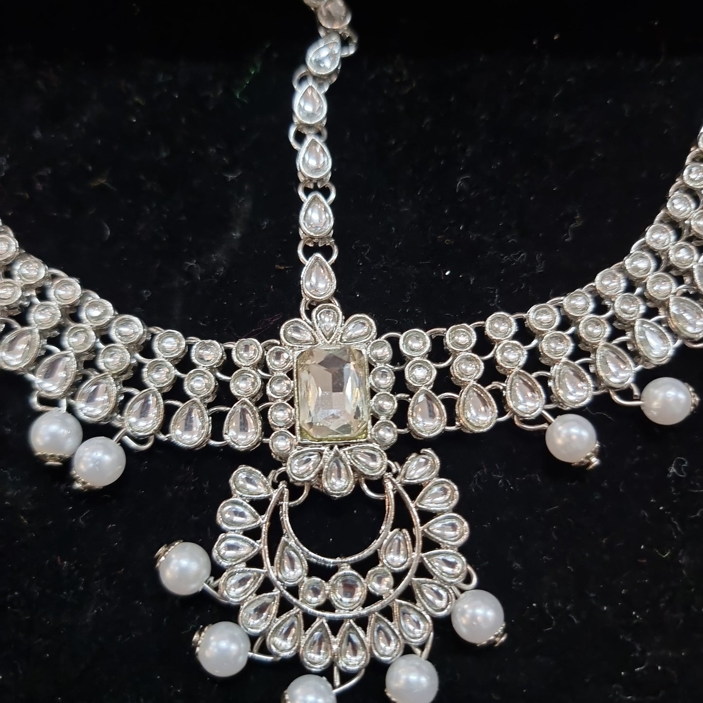 Beautiful designer Matha patti bindi