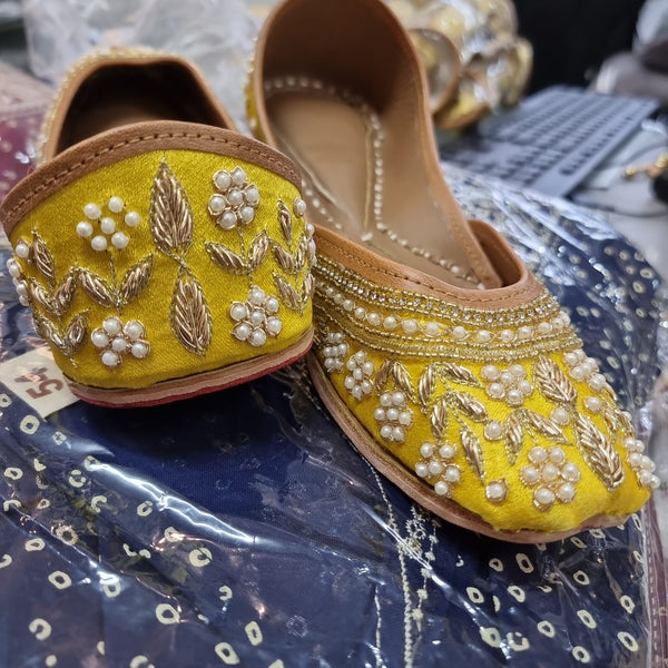 Beautiful designer jutti/shoes