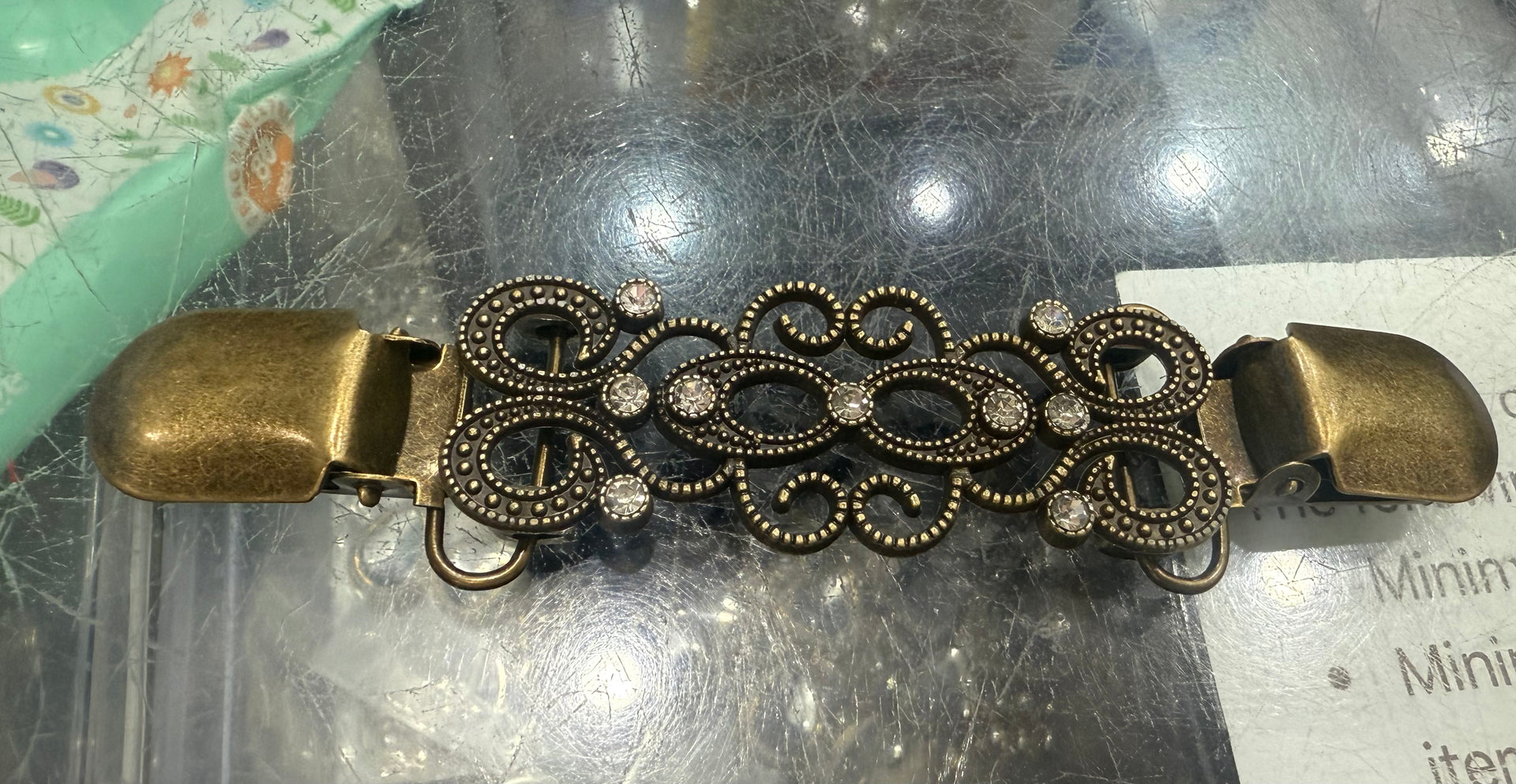 Adjustable brooch for kameez