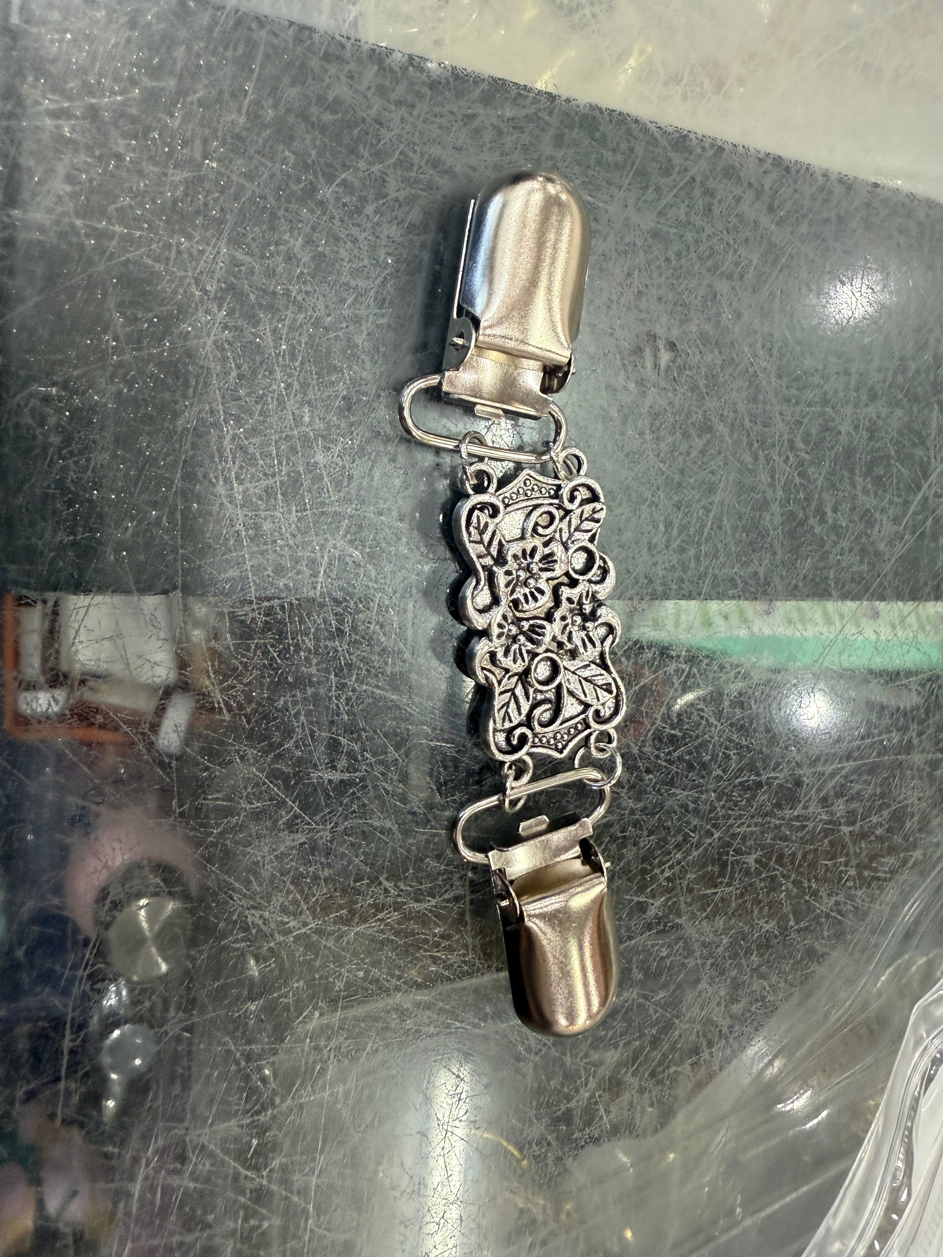 Adjustable brooch for kameez