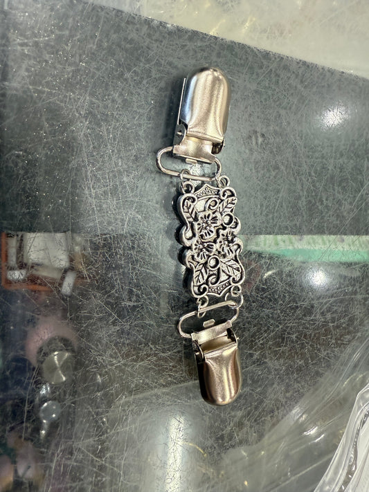 Adjustable brooch for kameez