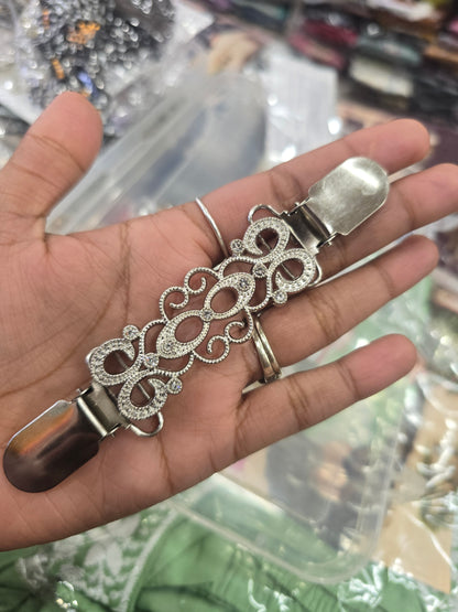 Adjustable brooch for kameez
