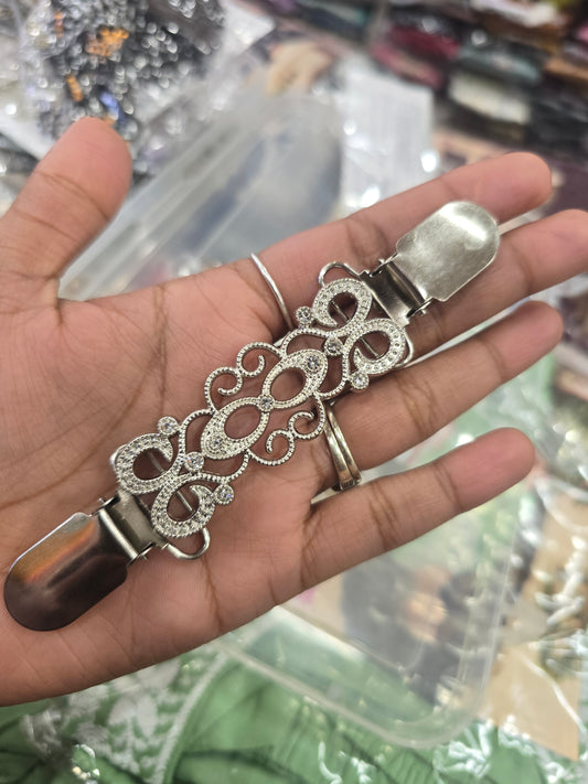 Adjustable brooch for kameez