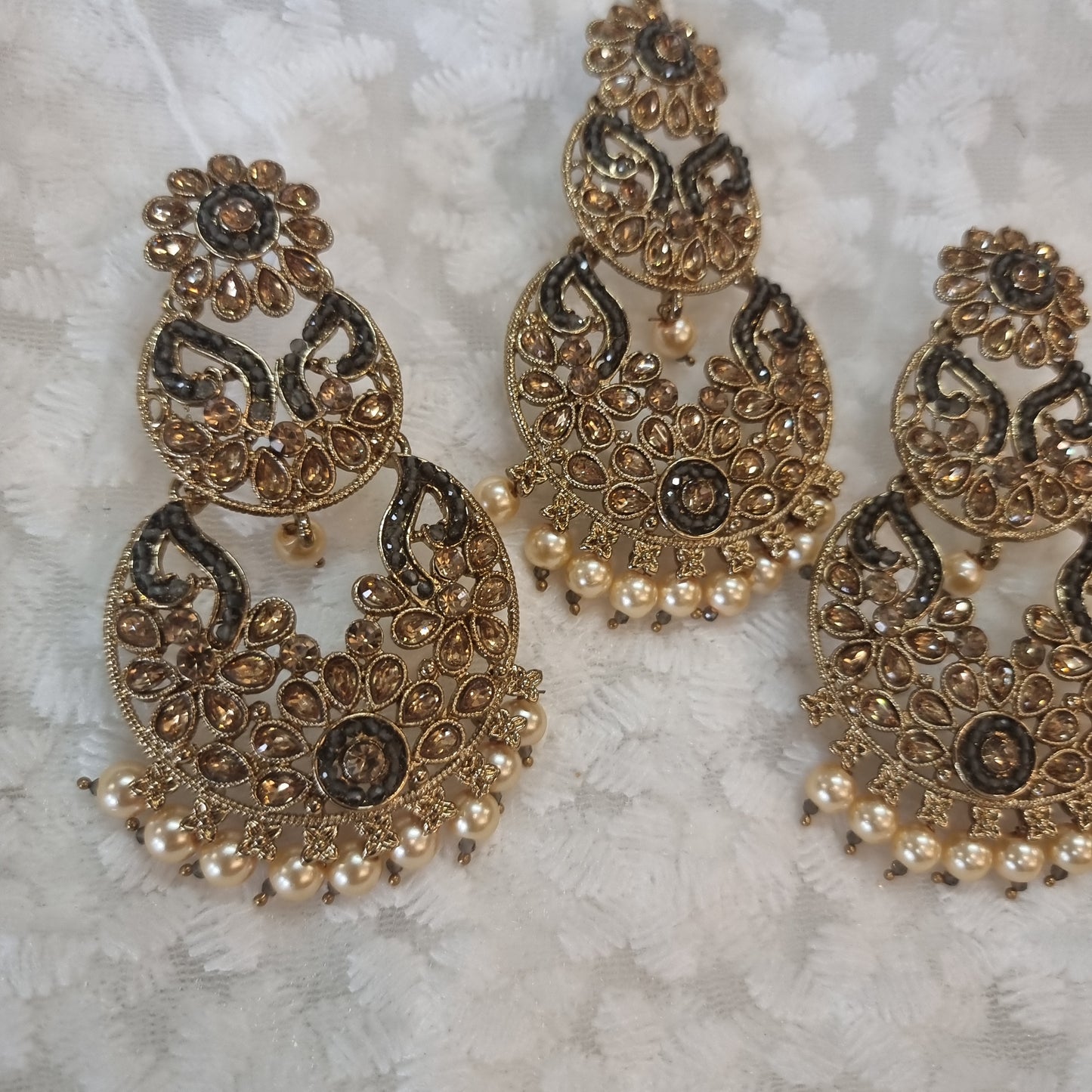 Beautiful designer earing with tikkah