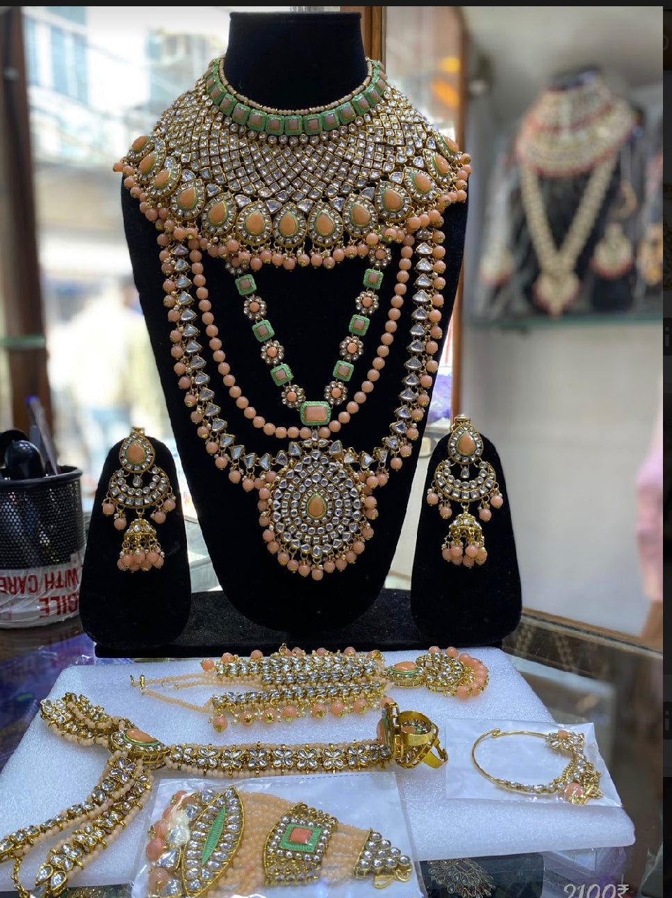 Beautiful designer Ethnic Indian Traditional Gold Plated Kundan Dulhan Bridal Jewellery Set with Choker Earrings Maang Tikka Hathphool for Women